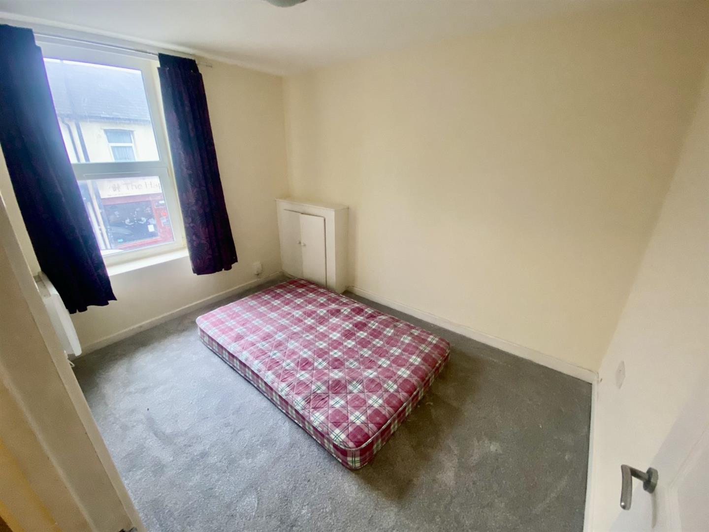 2 bed property in Clifton Street, Cardiff